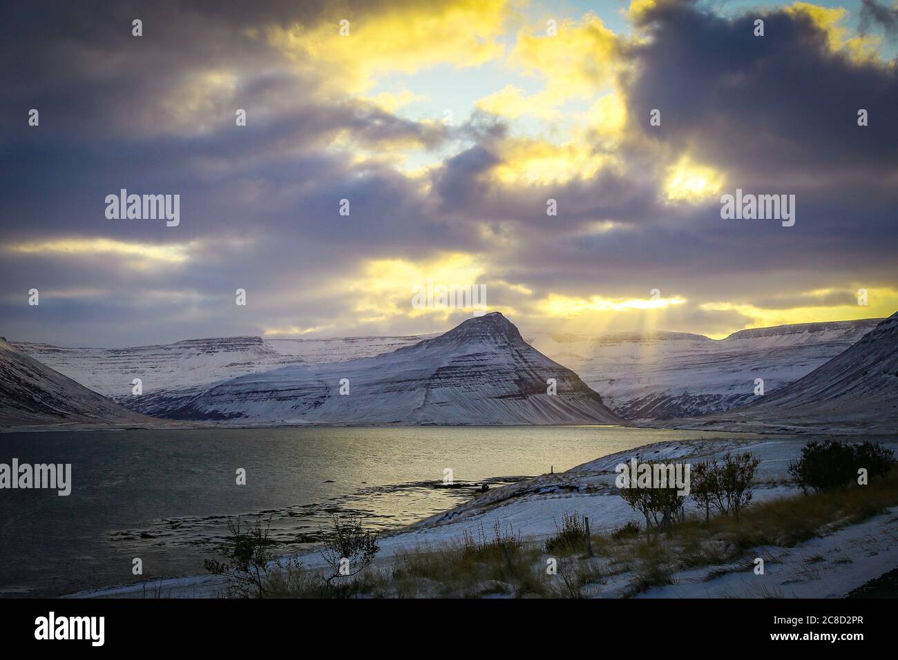 Schöne sonnendurchflutete Aussicht auf die Berge in den Westfjorden Island Stockfoto