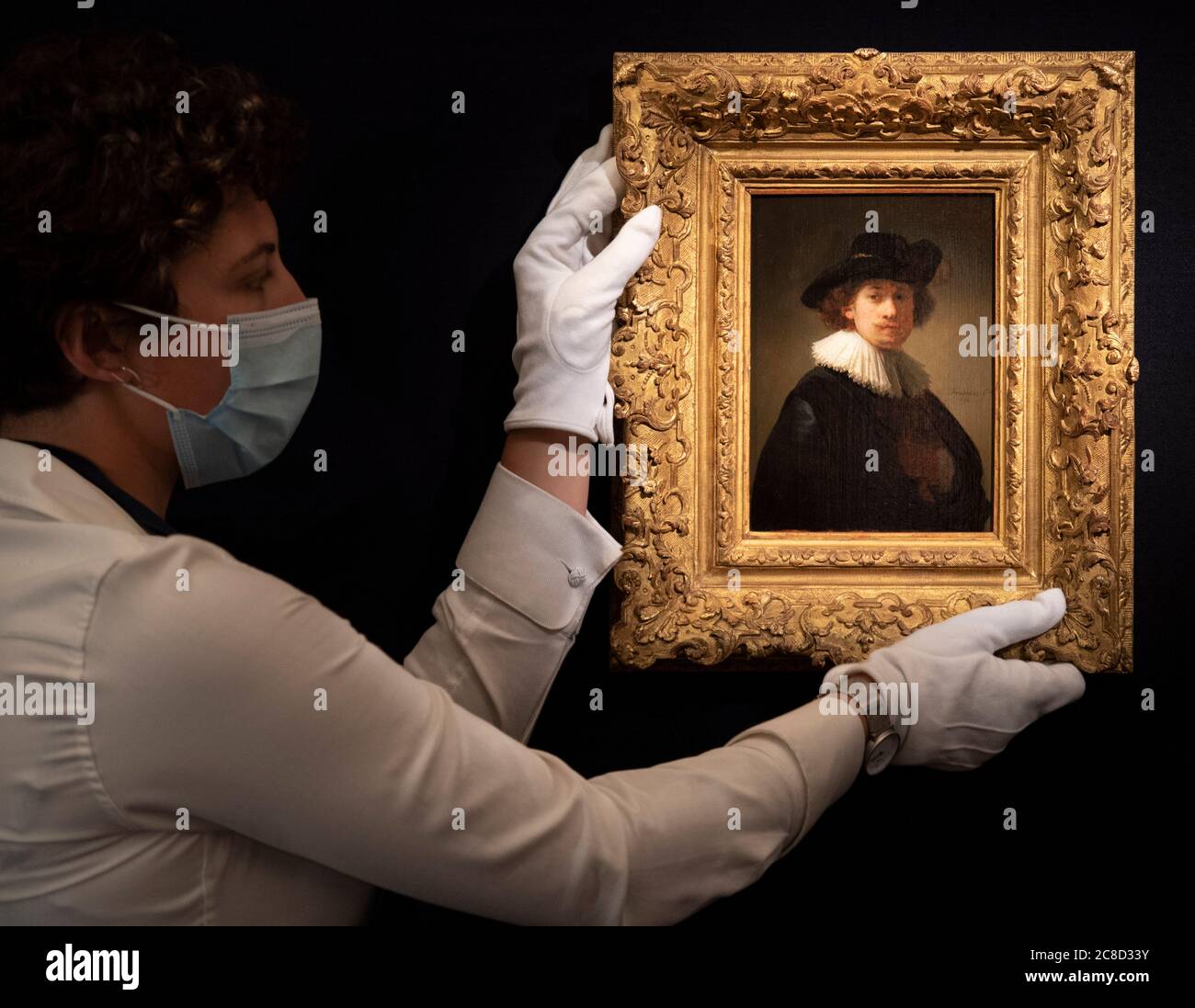 Sotheby's, London, Großbritannien. 23. Juli 2020. Vorschau auf Sothebys einmalige Auktion und Ausstellung über ein halbes Jahrtausend Kunstgeschichte von Rembrandt bis Richter in einer sozial distanzierten Fotoschau. Der Abendverkauf findet am 28. Juli statt. Bild: Rembrandt, Selbstporträt des Künstlers, halbe Länge, 1632, Schätzung £12-16 Millionen. Eines von nur drei gemalten Selbstporträts Rembrandts, die in Privatbesitz sind. Quelle: Malcolm Park/Alamy Live News. Stockfoto