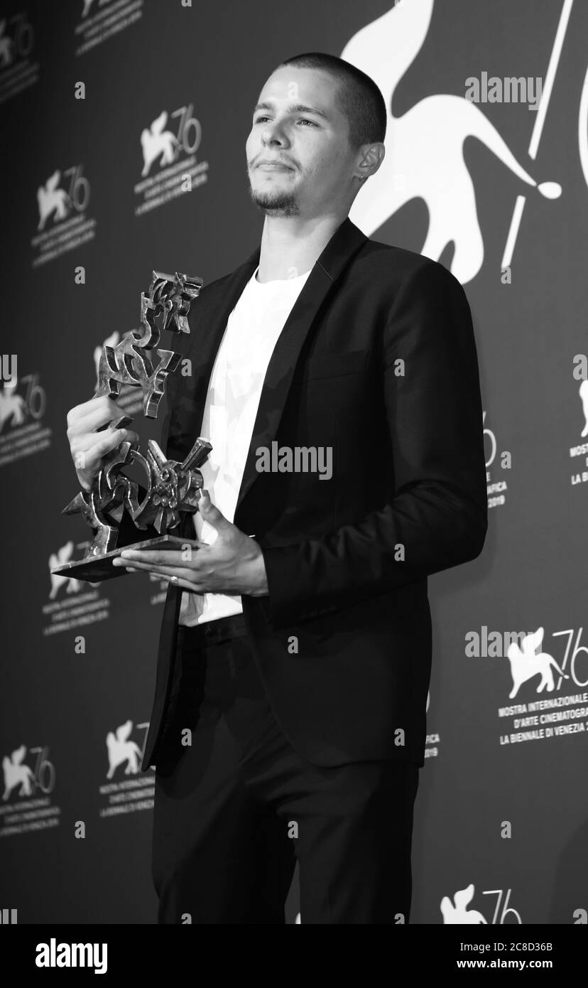 VENEDIG, ITALIEN - SEPTEMBER 07: Toby Wallace posiert mit dem Marcello Mastroianni Award für den besten jungen Darsteller für 'BabyTeeth' bei der Winners Photocall Stockfoto