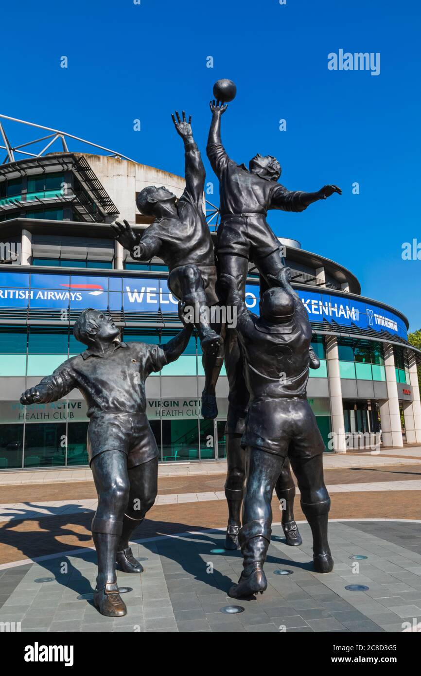 England, London, Twickenham, Twickenham Rugby Stadium, Rugby Line-Out Skulptur von Gerald Laing datiert 2010 Stockfoto