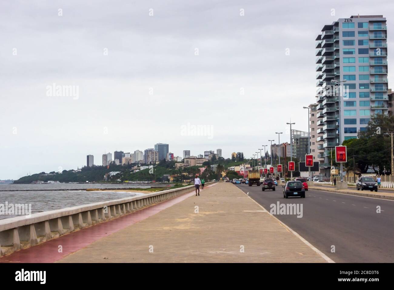 Die Avenda Marginal, eine Straße in Maputo, Mosambik neben dem Meer, auch die Lage zu den meisten der Städte große Hotels Stockfoto
