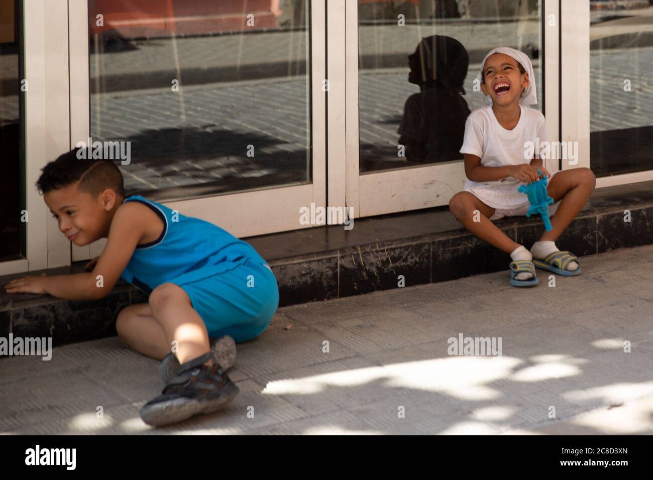 Havanna / Kuba - 04.15.2015: Nette afro kubanische Kinder spielen auf der Straße, lachen und Spaß haben zusammen Stockfoto