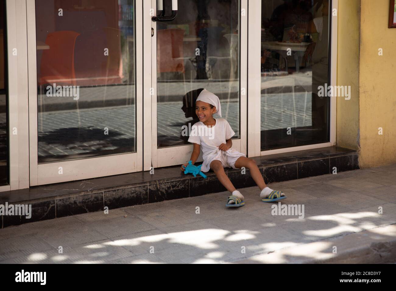 Havanna / Kuba - 04.15.2015: Süßes afro kubanisches Kind, das auf der Straße spielt, lacht und Spaß hat Stockfoto