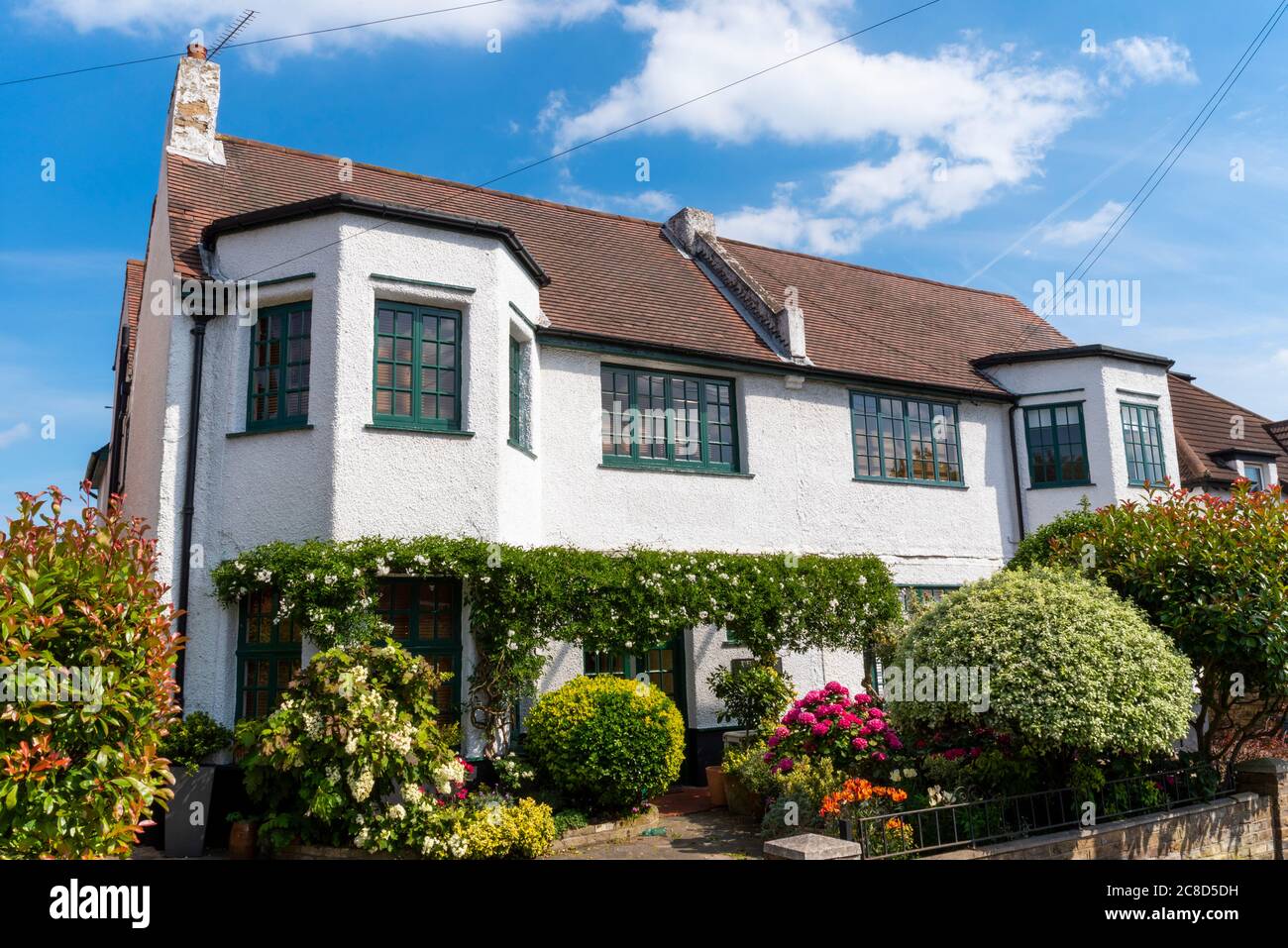 Malerisches weißes Hotel in Westcliff on Sea, Southend, Essex, Großbritannien. Gepflegter Garten. Englisches Haus, helles, hübsches Wohnhaus. Britisches Haus Stockfoto