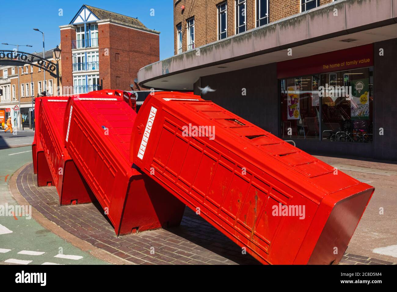 England, London, Kingston-upon-Thames, Skulptur aus Dis-gebrauchten Telefonboxen mit dem Titel "außer Ordnung" von David Match Stockfoto