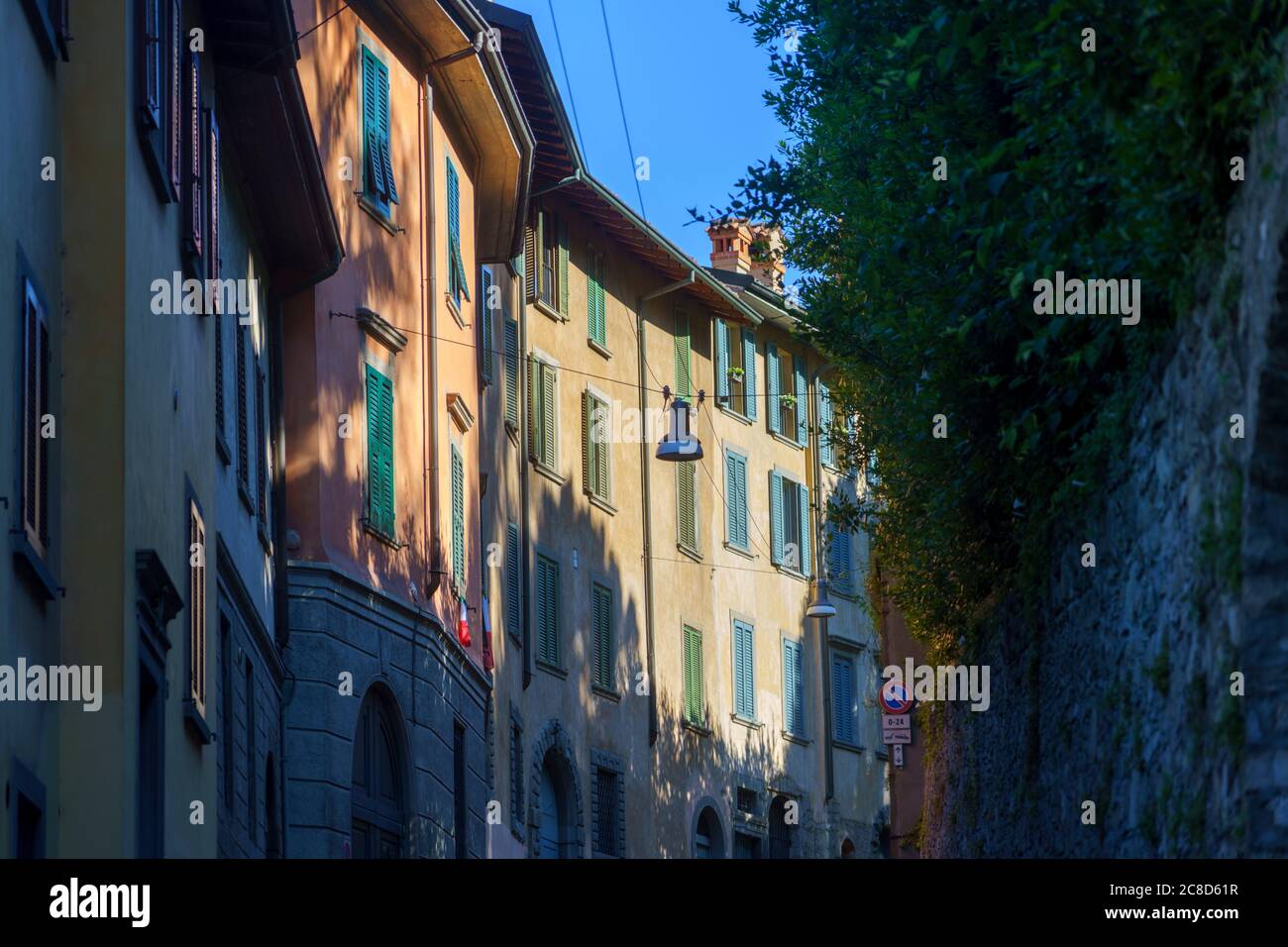 Bergamo, Lombardei, Italien: Die alte Straße, die als Via Sant Alessandro bekannt ist, im hohen, historischen Teil der Stadt Stockfoto