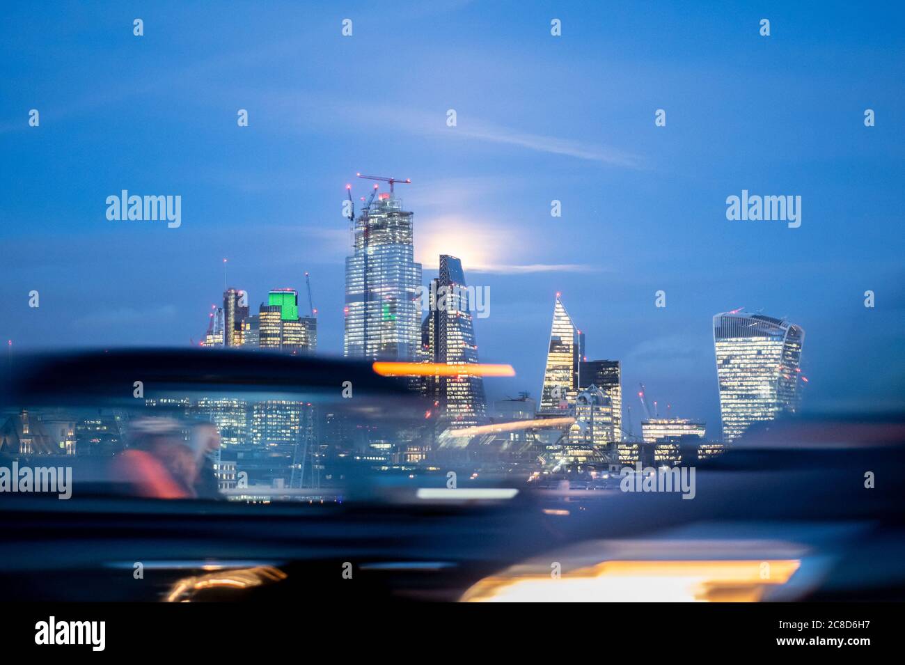 City of London Blick von Waterloo an der Abenddämmerung mit einem Bewegung Weichzeichnen Taxi Reisen mit Geschwindigkeit Stockfoto