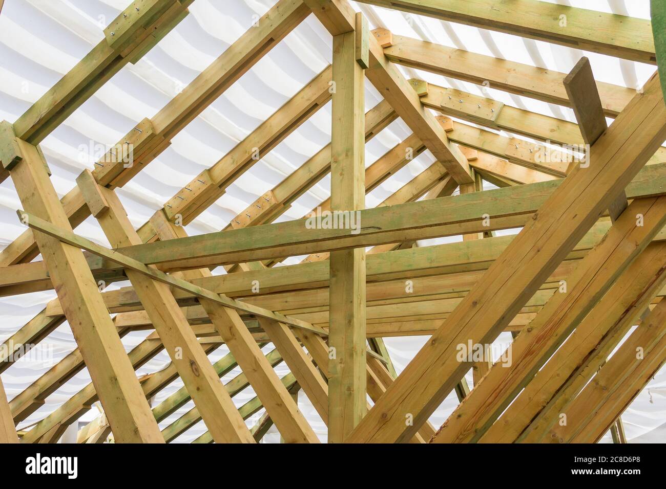 Holzdachkonstruktion. Holzhausrahmen. Dachträger in Haus im Bau Stockfoto