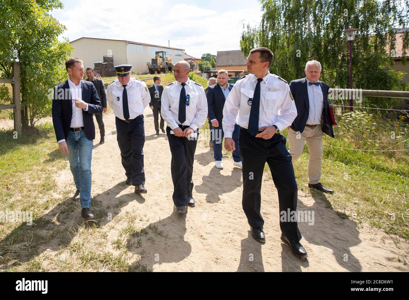 Radeberg, Deutschland. Juli 2020. Sachsens Ministerpräsident Michael Kretschmer (CDU) (l-r) ; mit Staatspolizeipräsident Horst Kretzschmar; Hendrik Vogel, Leiter des Fahrrelaisdienstes; Dirk Lichtenberger, Präsident der Riotspolizei und Thomas Rechentin, Leiter des Innenministeriums, besuchen den Polizeireiterstand in Großerkmannsdorf bei Radeberg. Im Mittelpunkt des Besuchs steht, mehr über die Arbeit, Ausbildung und Einsatzmöglichkeiten der berittenen Polizeibeamten zu erfahren. Quelle: Daniel Schäfer/dpa-Zentralbild/dpa/Alamy Live News Stockfoto