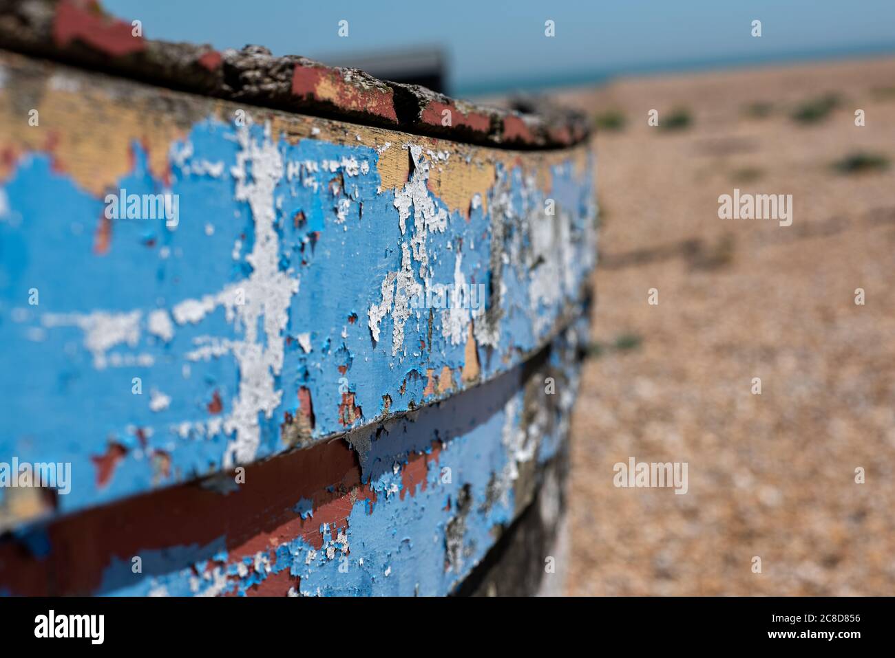 Verlassene hölzerne Fischerboot, knorrisches Holz & abblätternde Farbe auf kiesigen Dungeness Schiefer Strand Stockfoto