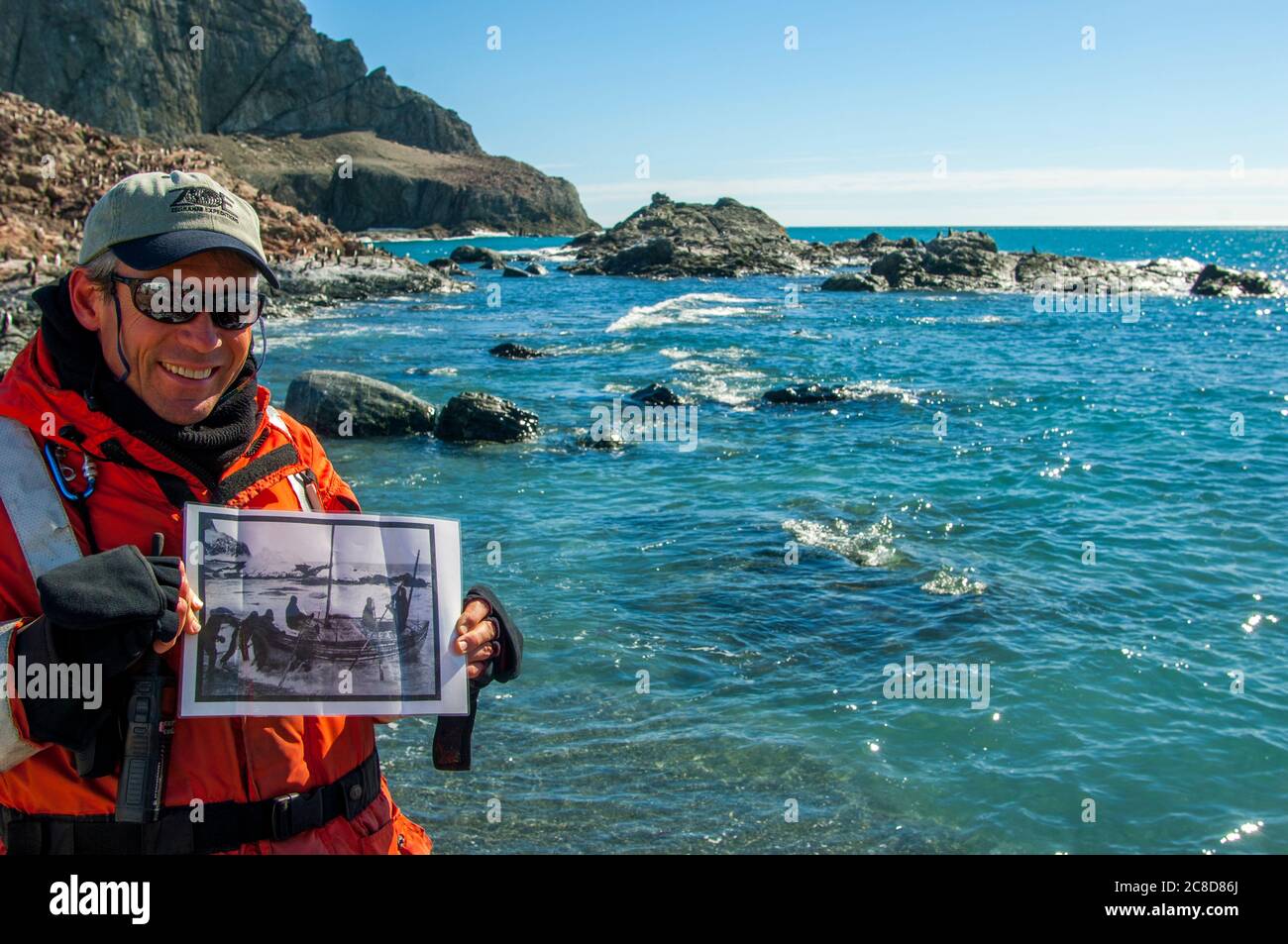 Expeditionsleiter Mike Messick hält ein historisches Foto von Point Wild, wo die Männer der Shackleton Endurance Expedition 1914 waren Stockfoto