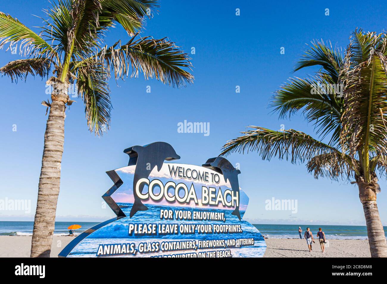 Cocoa Beach Florida, Atlantic Ocean Water Public, Strandstrände, Schild, Logo, Begrüßung, Palmen, Frond, Menschen, Strandgänger, Fußabdrücke, verbieten, Tiere, gla Stockfoto