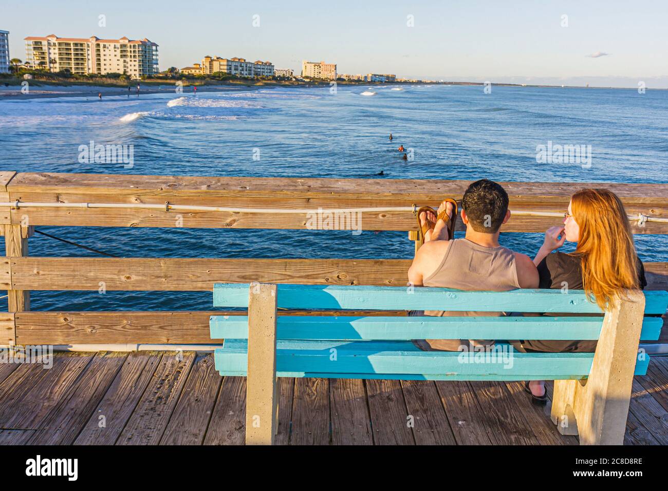 Cocoa Beach Florida, Cocoa Beach Pier, Atlantic Ocean Water Bank, Mann Männer Erwachsene Erwachsene, Frau Frauen weibliche Dame, Paar, entspannen, beobachten, Surfer, Wellen, Stockfoto