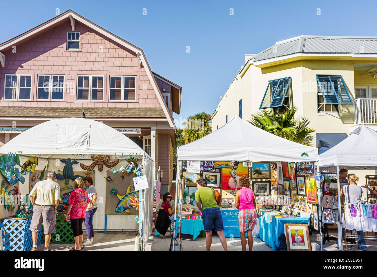 Florida, Volusia County, New Smyrna Beach, Flagler Avenue, Flamingo Follies Art Festival, Gemeinschaftsmesse, Handwerk, Kunst, Zelt, Frau weibliche Frauen Erwachsene Erwachsene, Mann Stockfoto