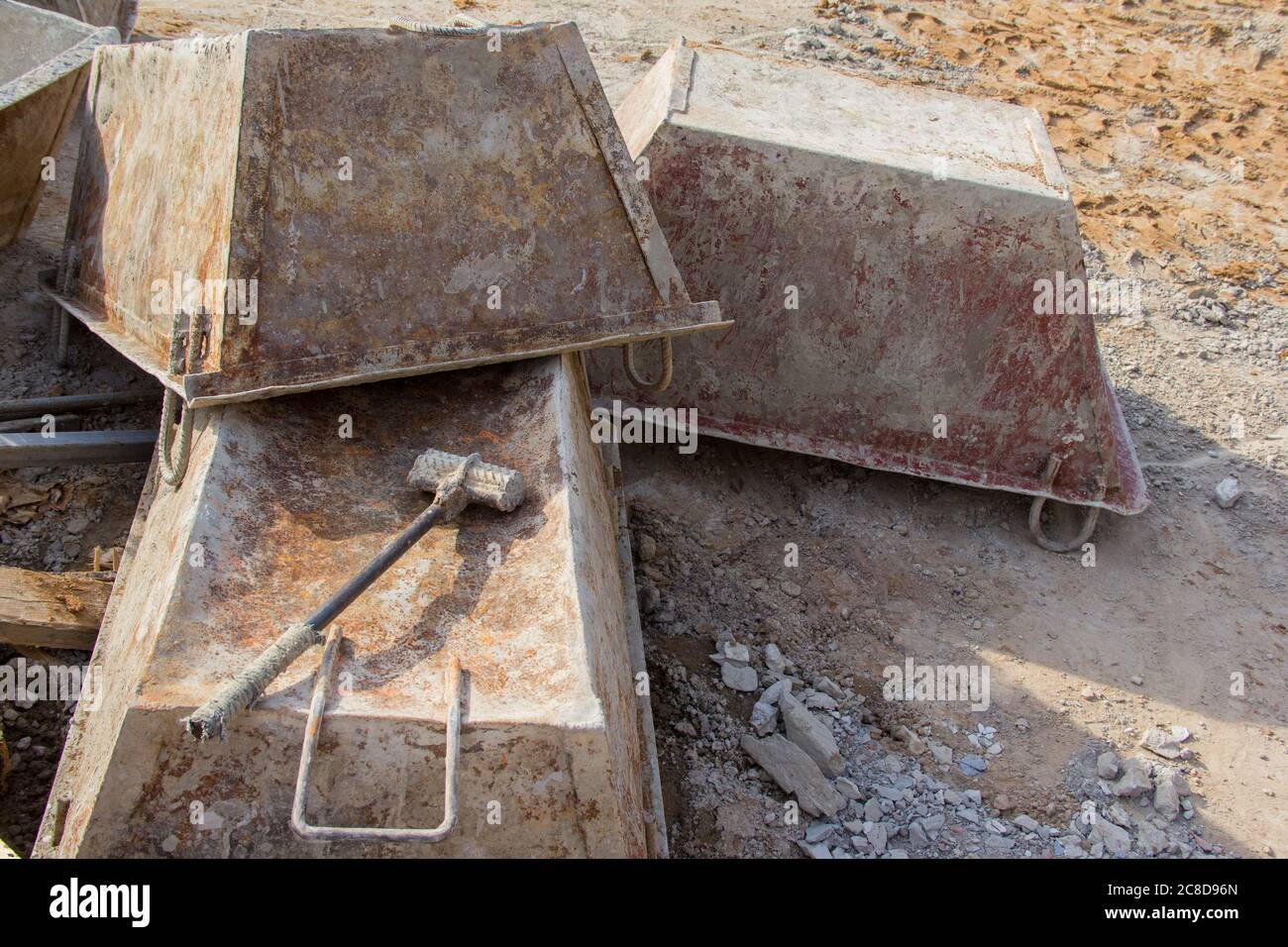 Baubecken für Beton und ein selbstgemachter Vorschlaghammer aus Verstärkung. Baumaschinen Stockfoto