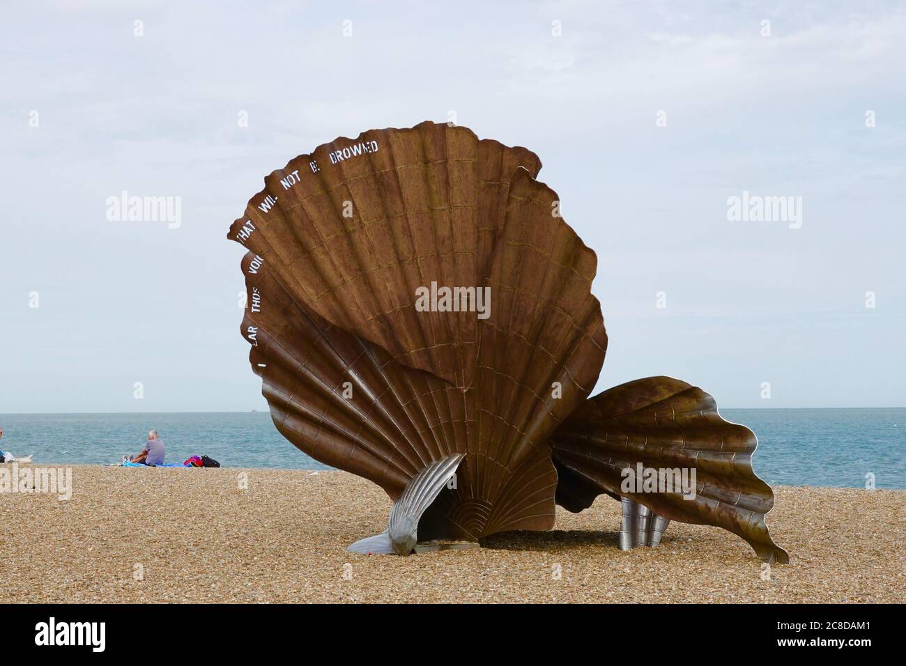 Aldeburgh, Suffolk, Großbritannien - 23. Juli 2020: Maggi Hambling’s The Scallop (2003) am Nordstrand. Inspiriert von der Oper „Peter Grimes“ von Benjamin Britten. Stockfoto