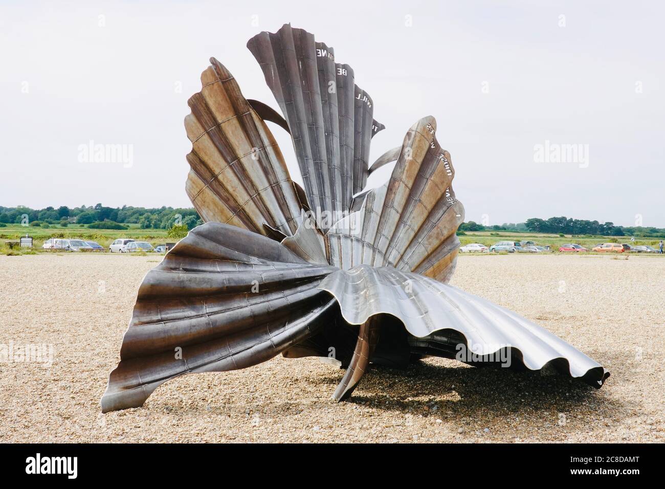 Aldeburgh, Suffolk, Großbritannien - 23. Juli 2020: Maggi Hambling’s The Scallop (2003) am Nordstrand. Inspiriert von der Oper „Peter Grimes“ von Benjamin Britten. Stockfoto