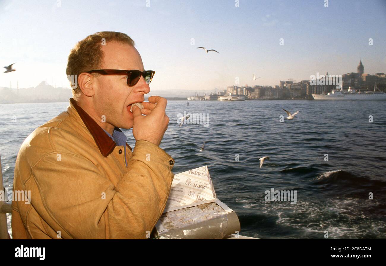 Der britische Journalist und Autor John Diamond bei einem Wochenendbesuch in Istanbul Türkei 1989 Essen türkische Freude Stockfoto