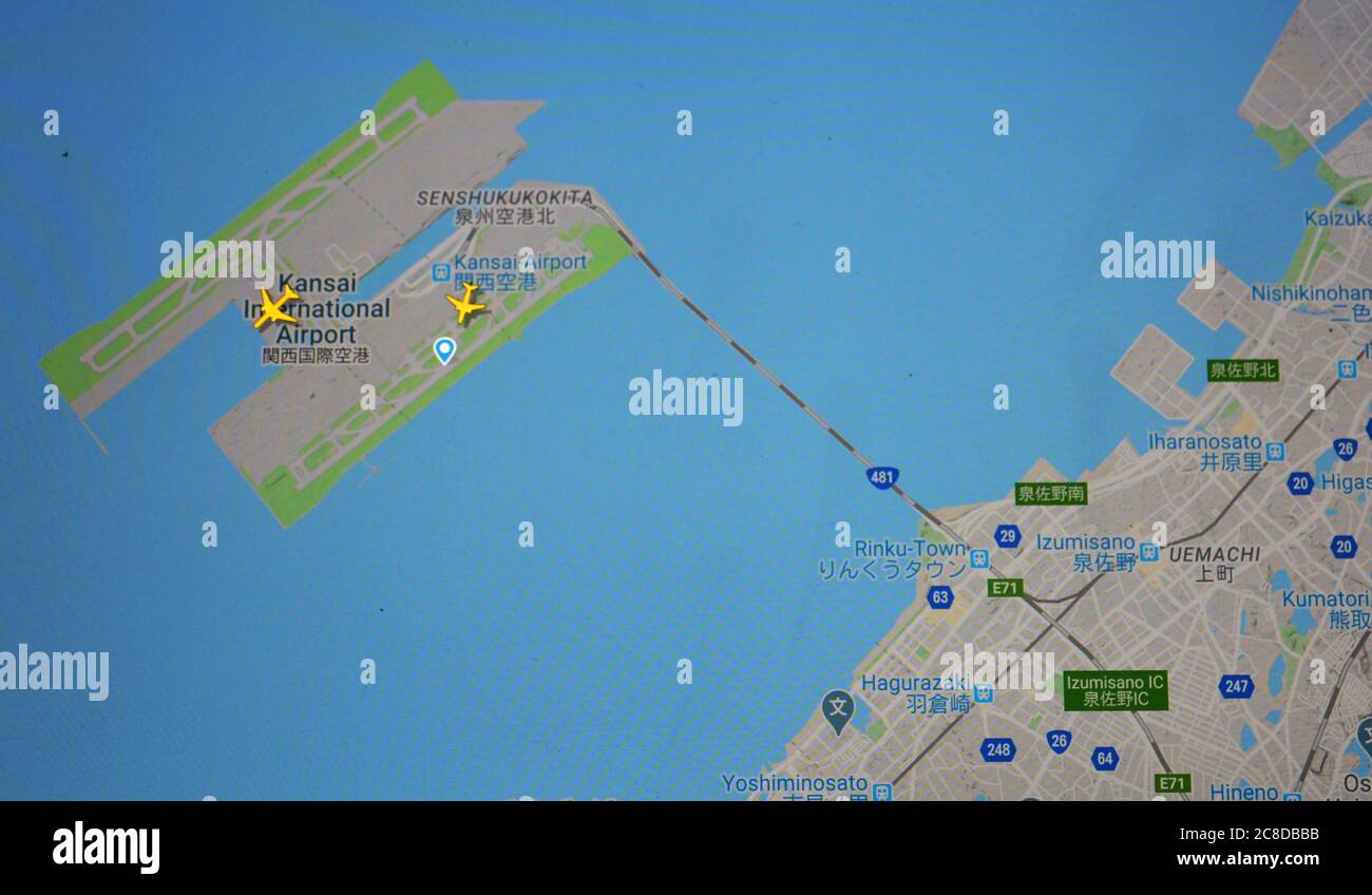 Flugverkehr auf dem internationalen Flughafen Kansai, Osaka, Japan, (23. juli 2020, UTC 23.04), im Internet mit Flightradar 24-Website, während des Coronavirus Stockfoto
