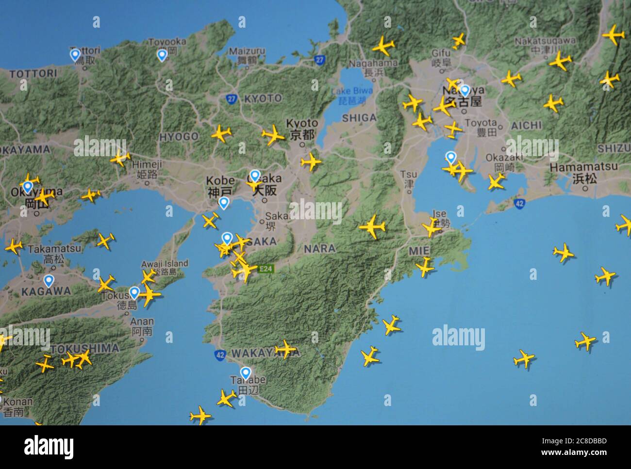 Flugverkehr über Osaka, Japan, (23. juli 2020, UTC 23.02) im Internet mit Flightradar 24-Standort, während der Coronavirus-Pandemie Stockfoto