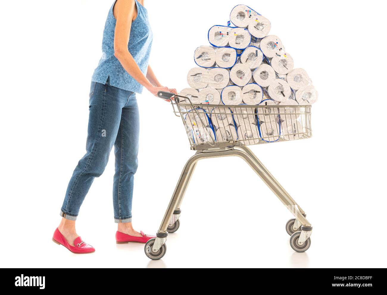 Frau, die den Supermarkt-Einkaufswagen mit Toilettenrolle beladen hat. Stockfoto