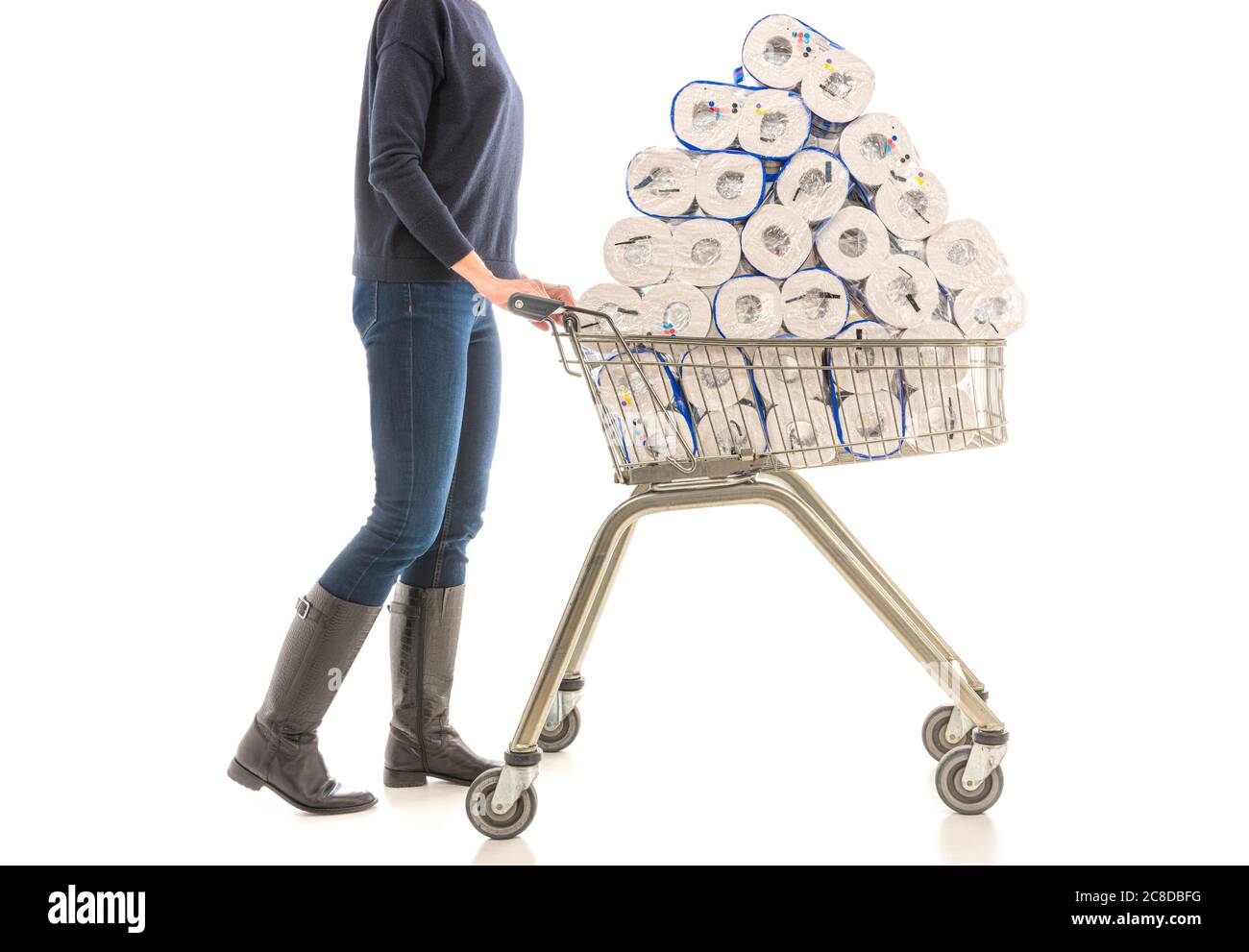 Frau, die den Supermarkt-Einkaufswagen mit Toilettenrolle beladen hat. Stockfoto