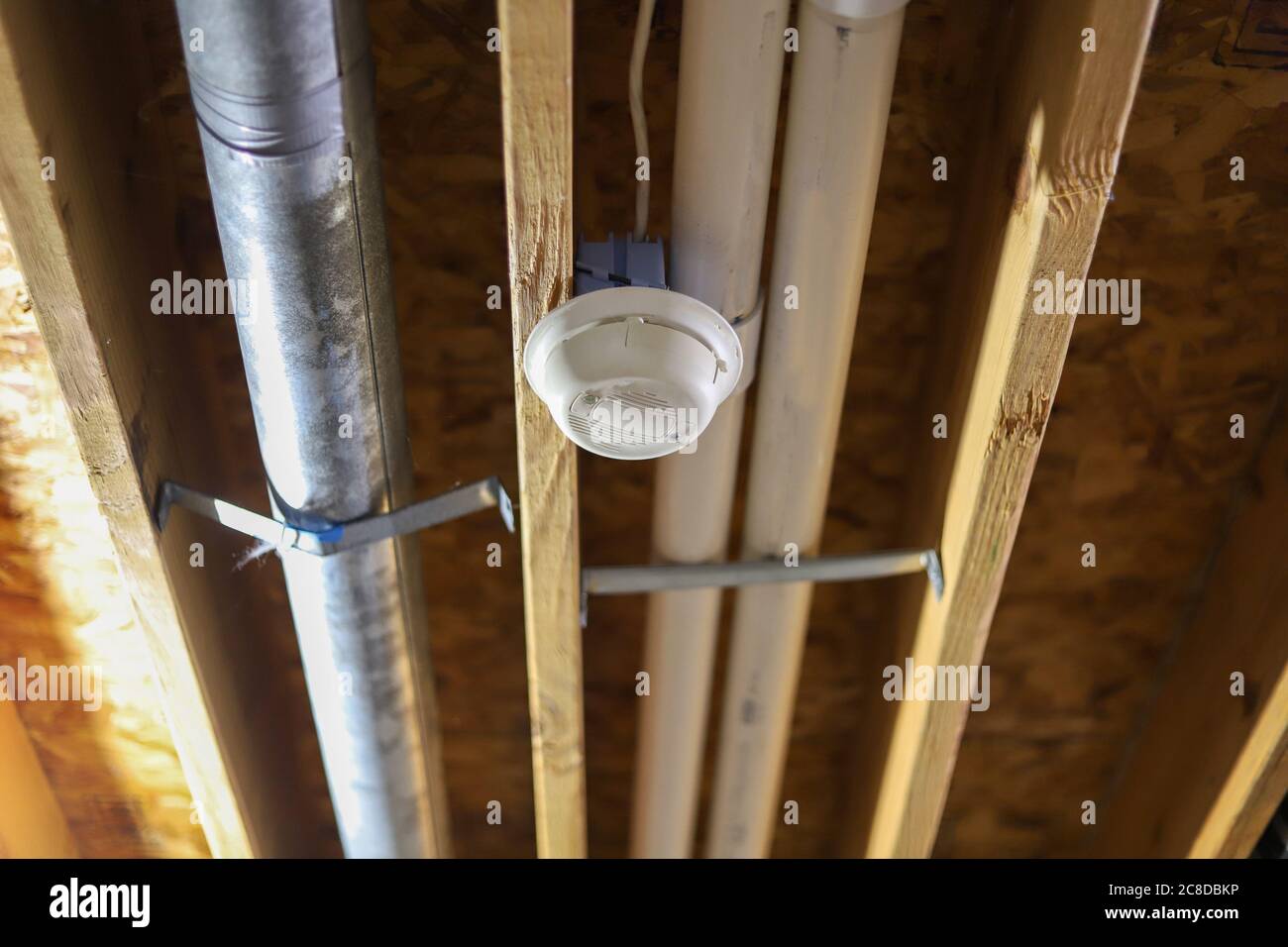 Ein Rauchmelder an der Decke in einem Keller eines Wohnhauses  Stockfotografie - Alamy