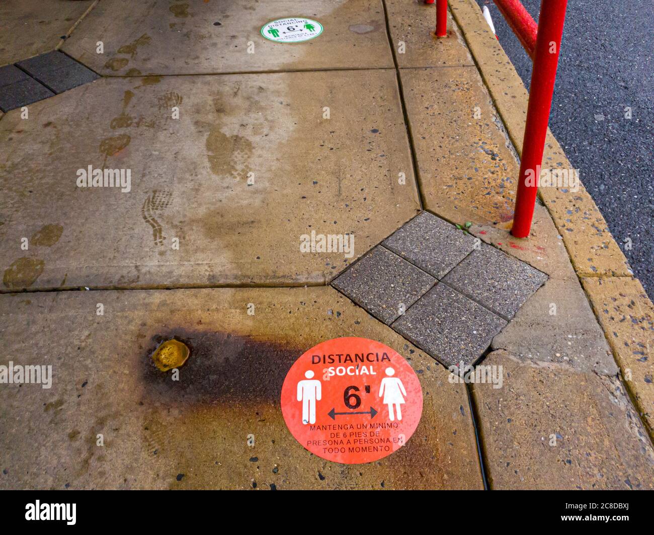 07/22/2020 Maryland, USA: Die neue Normalität in der COVID-19 Ära. US-Einzelhandelsgeschäfte, Supermärkte und Lebensmittel setzen Bodenschilder bitten Menschen, auseinander zu halten Stockfoto