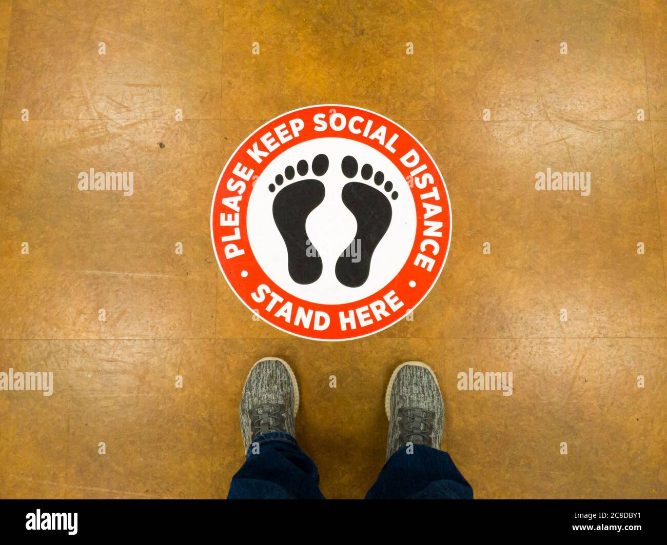 07/22/2020 Maryland, USA: Die neue Normalität in der COVID-19 Ära. US-Einzelhandelsgeschäfte, Supermärkte und Lebensmittel setzen Bodenschilder bitten Menschen, auseinander zu halten Stockfoto