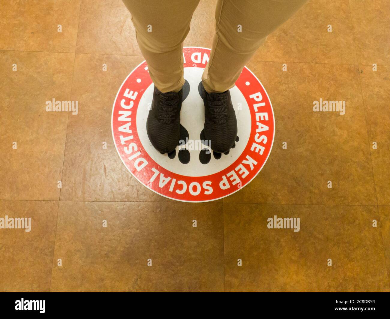 07/22/2020 Maryland, USA: Die neue Normalität in der COVID-19 Ära. US-Einzelhandelsgeschäfte, Supermärkte und Lebensmittel setzen Bodenschilder bitten Menschen, auseinander zu halten Stockfoto