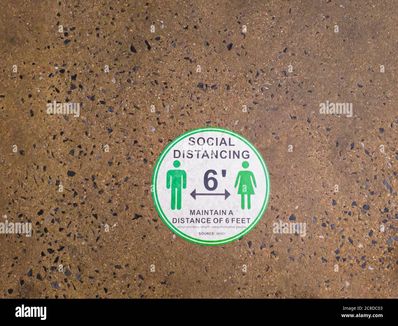 07/22/2020 Maryland, USA: Die neue Normalität in der COVID-19 Ära. US-Einzelhandelsgeschäfte, Supermärkte und Lebensmittel setzen Bodenschilder bitten Menschen, auseinander zu halten Stockfoto