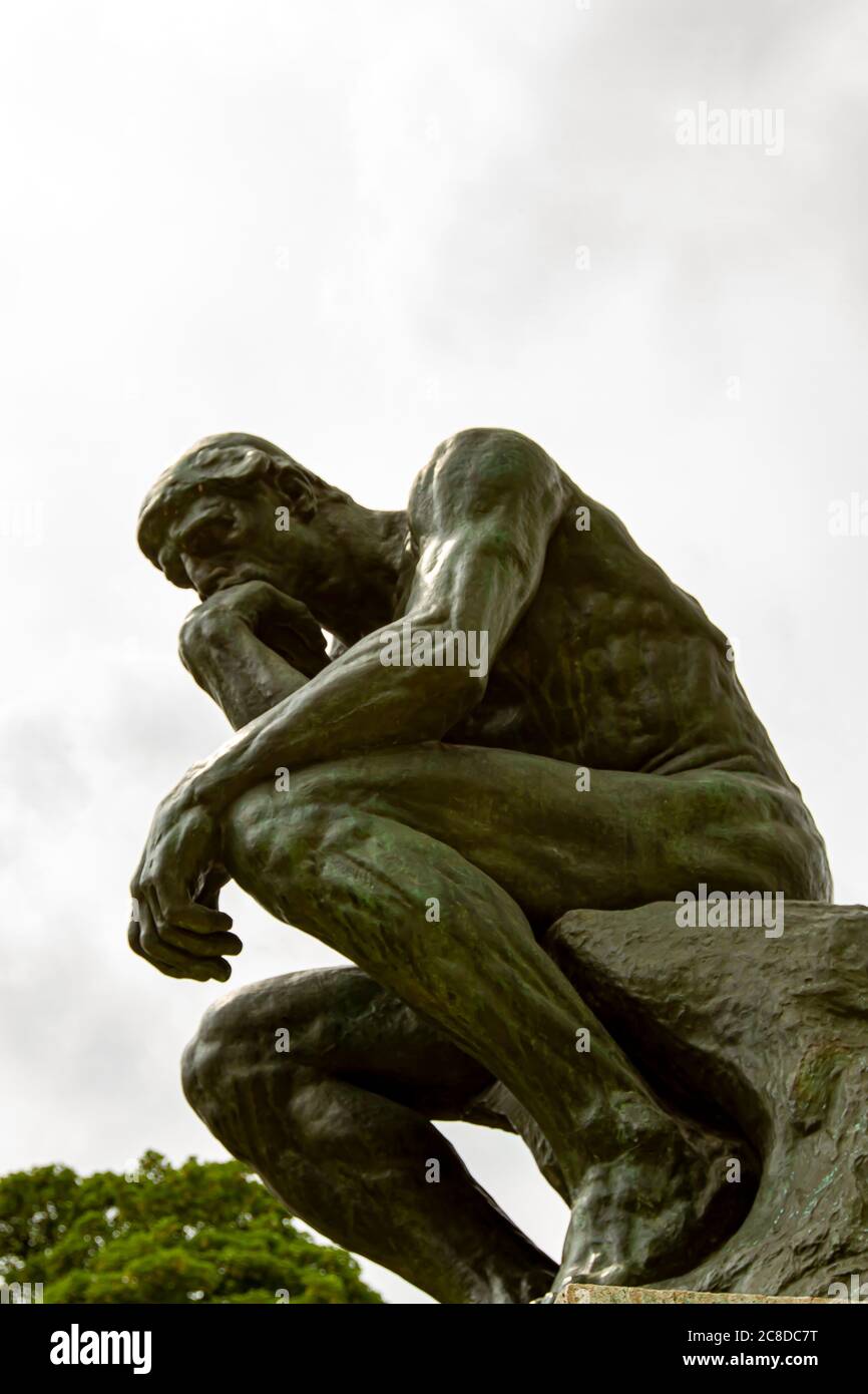 Paris, Frankreich 06/12/2010: Ein Nahaufnahme-Foto der berühmten Denker-Statue von Auguste Rodin. Das Bild zeigt die Details der Hände und der Beinmuskulatur Stockfoto