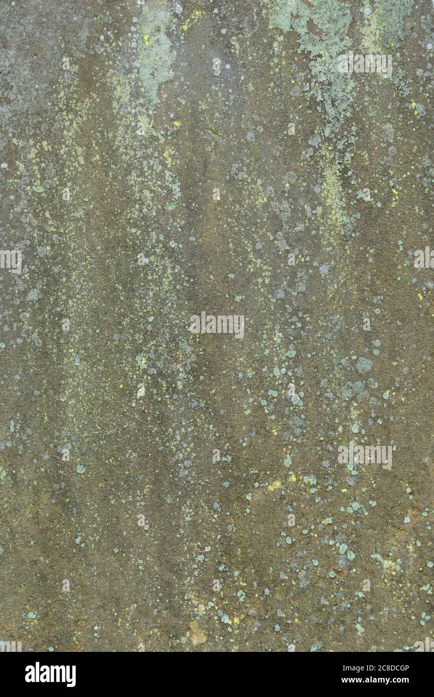 Natürliches Muster und Textur auf einer alten Steinplatte gebildet. Hintergrundstruktur. Stockfoto