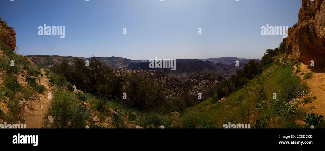 Panoramablick auf Jordaniens größtes Naturschutzgebiet, bekannt als Dana Biosphärenreservat. Diese Lage hat einzigartige Kalkstein-, Granit- und Sandsteinlandschaft Stockfoto