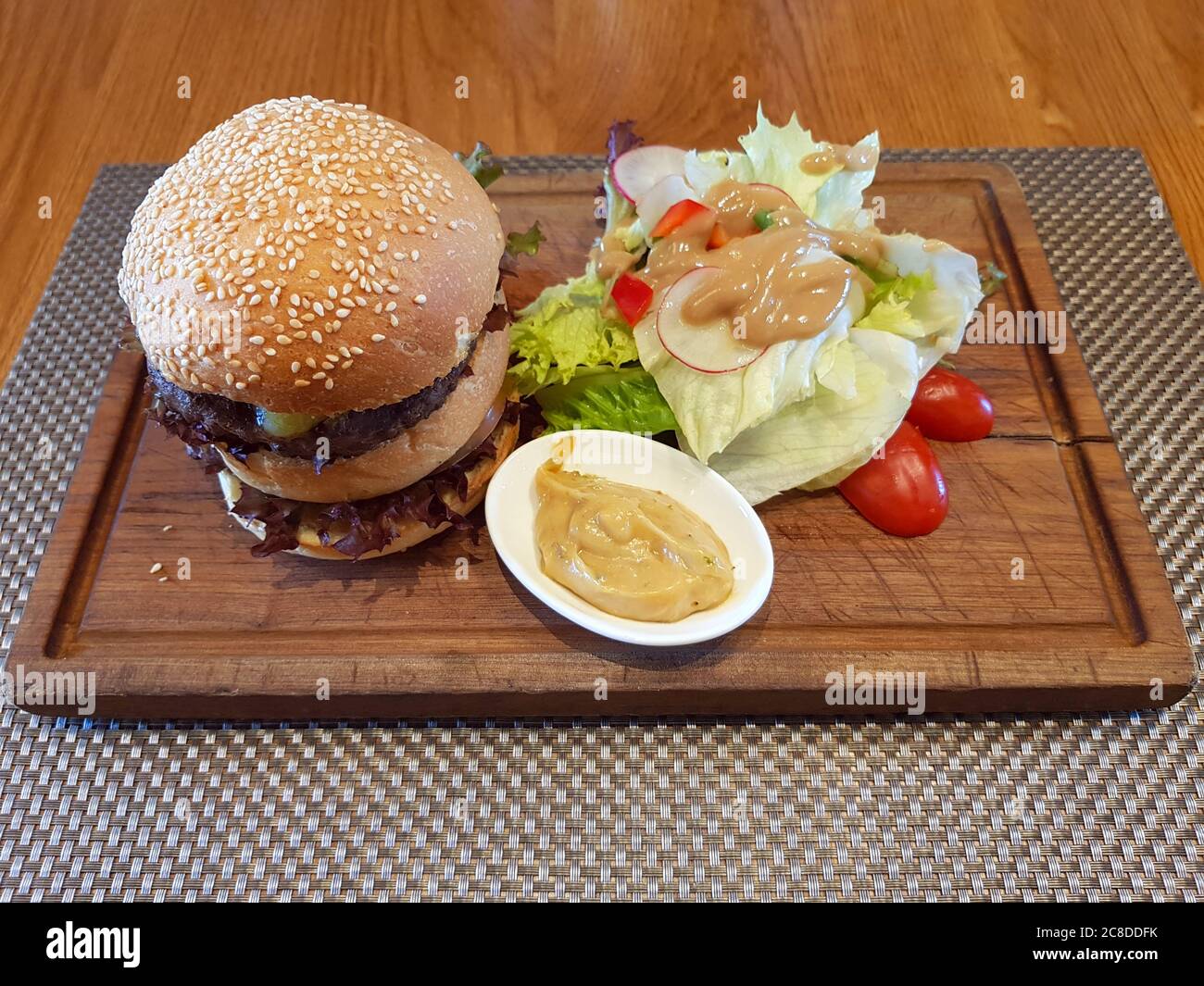 Double Cheeseburger Serviert Auf Holzplatte Im Restaurant Stockfoto