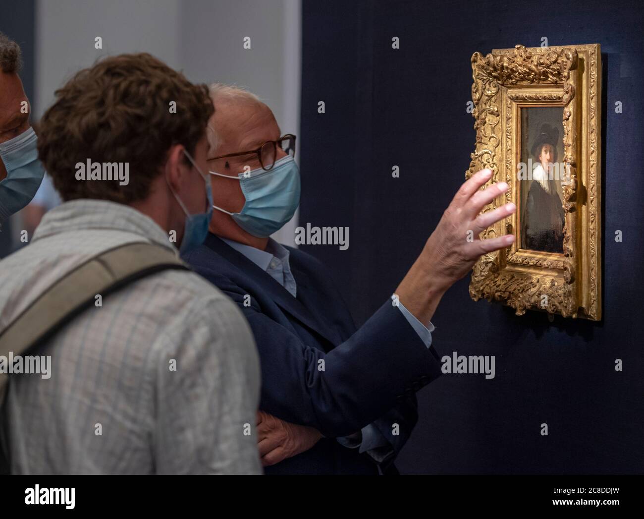 Sotheby's, London, Großbritannien. 23. Juli 2020. Vorschau auf Sothebys einmalige Auktion und Ausstellung über ein halbes Jahrtausend Kunstgeschichte von Rembrandt bis Richter. Der Abendverkauf findet am 28. Juli statt. Bild: Besucher mit Gesichtsmasken hinterfragen den Rembrandt, Selbstporträt des Künstlers, halbe Länge, 1632, schätzen £12-16 Millionen. Eines von nur drei gemalten Selbstporträts Rembrandts, die in Privatbesitz sind. Quelle: Malcolm Park/Alamy Live News. Stockfoto