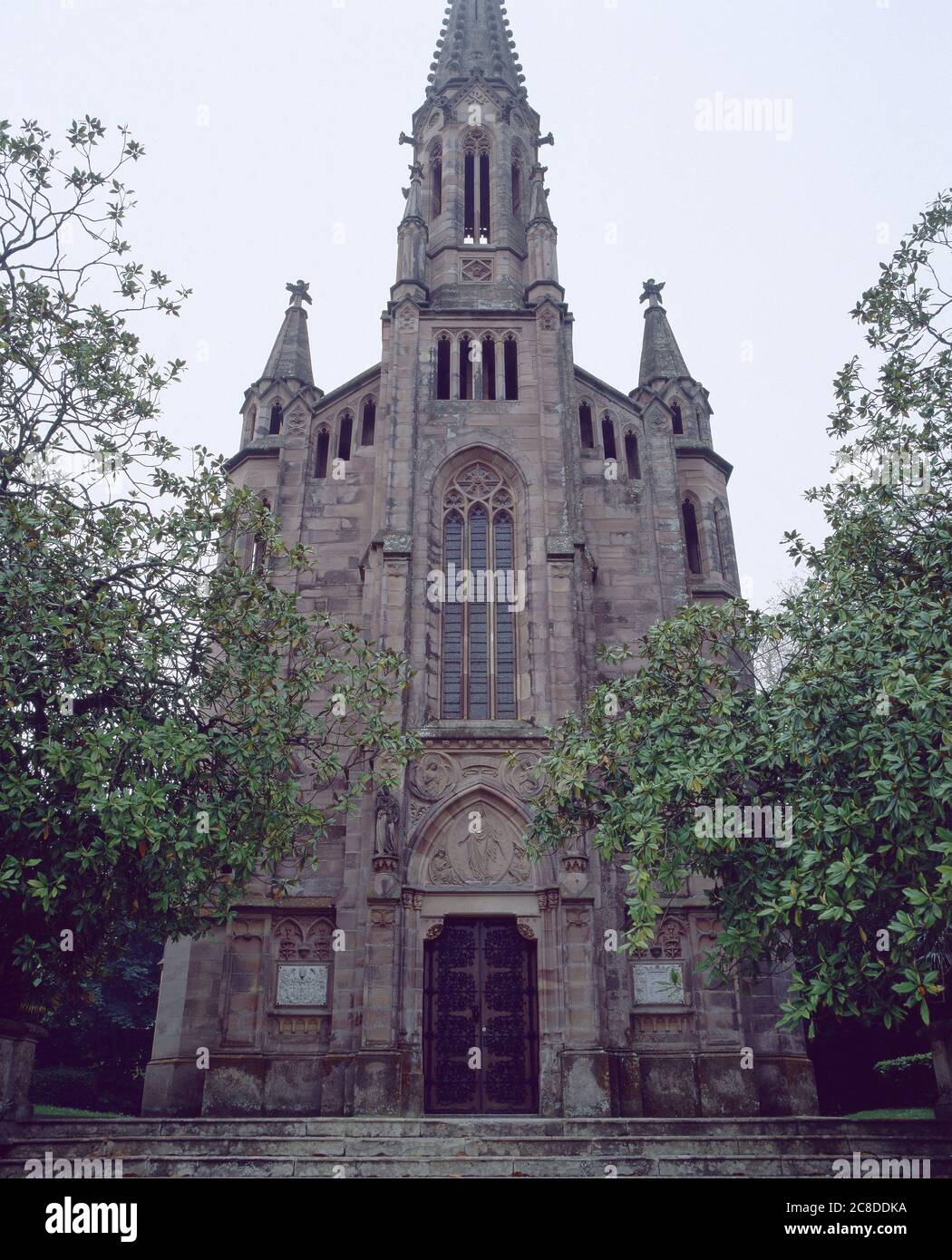 CAPILLA PANTEON DEL PALACIO DEL MARQUES DE COMILLAS - 1888. AUTOR: MARTORELL MONTELLS JOAN. ORT: PALACIO DE SOBRELLANO. Comillas. Kantabrien. SPANIEN. Stockfoto