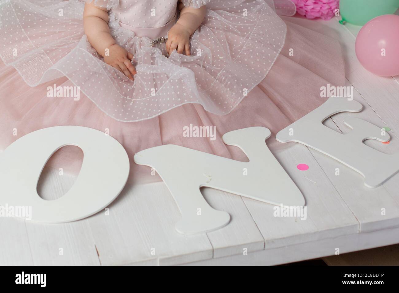 Ein Kind, das Konfetti hält. Kinderhand Stockfoto