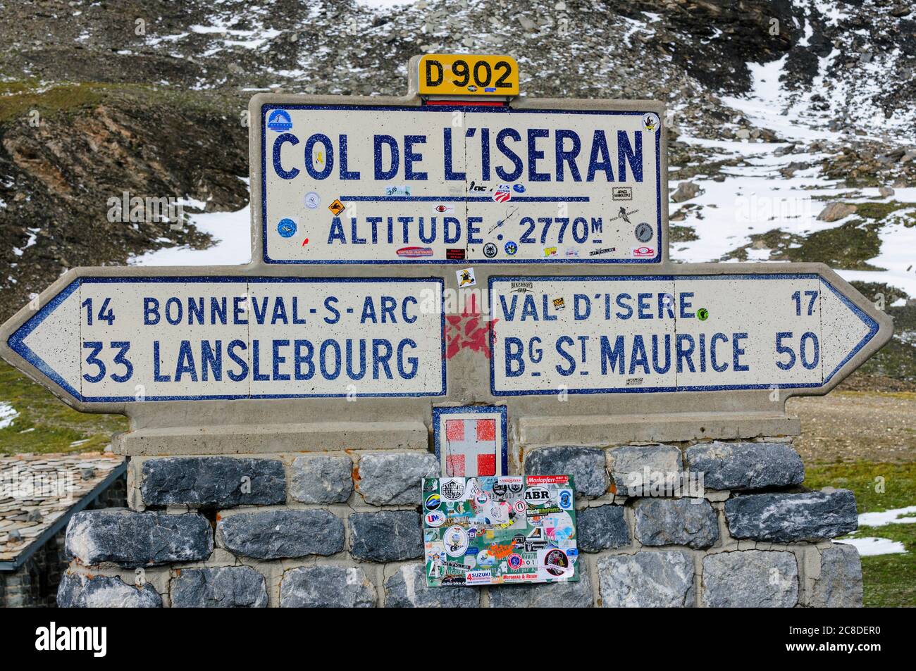 Wegweiser auf der Spitze des col de l'Iseran in den französischen Alpen. Der Col de l'Iseran ist eine der höchsten Bergstraßen Europas, Höhe 2770 m. Stockfoto