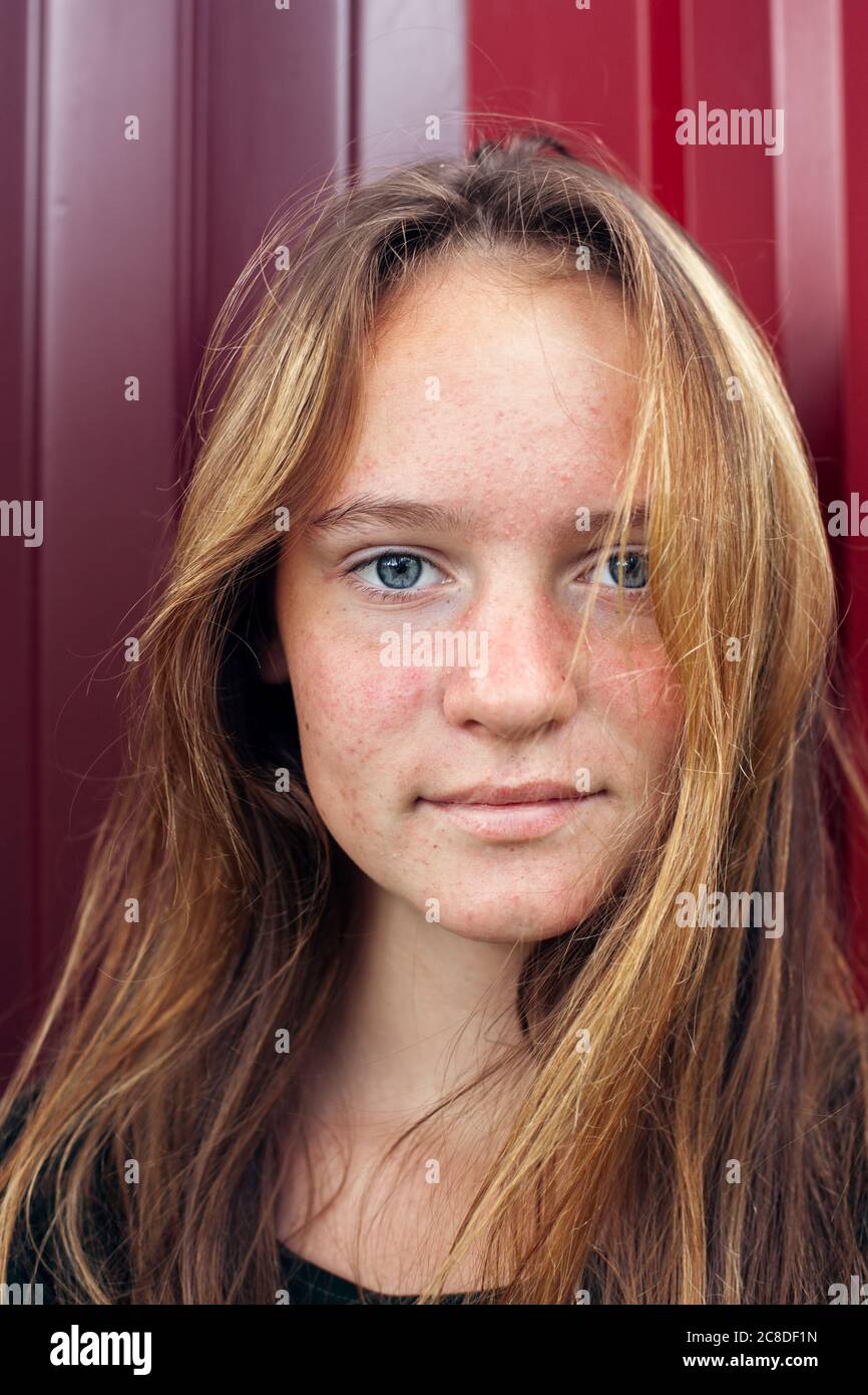 Porträt eines Teenagers gegen eine Metallwand. Stockfoto