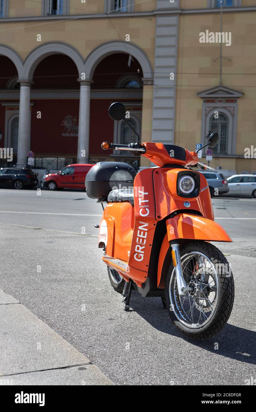 München, Deutschland - 8. Juli 2020: Ein Elektroroller der Firma Green City in München auf dem Max-Josephs-Platz. Stockfoto