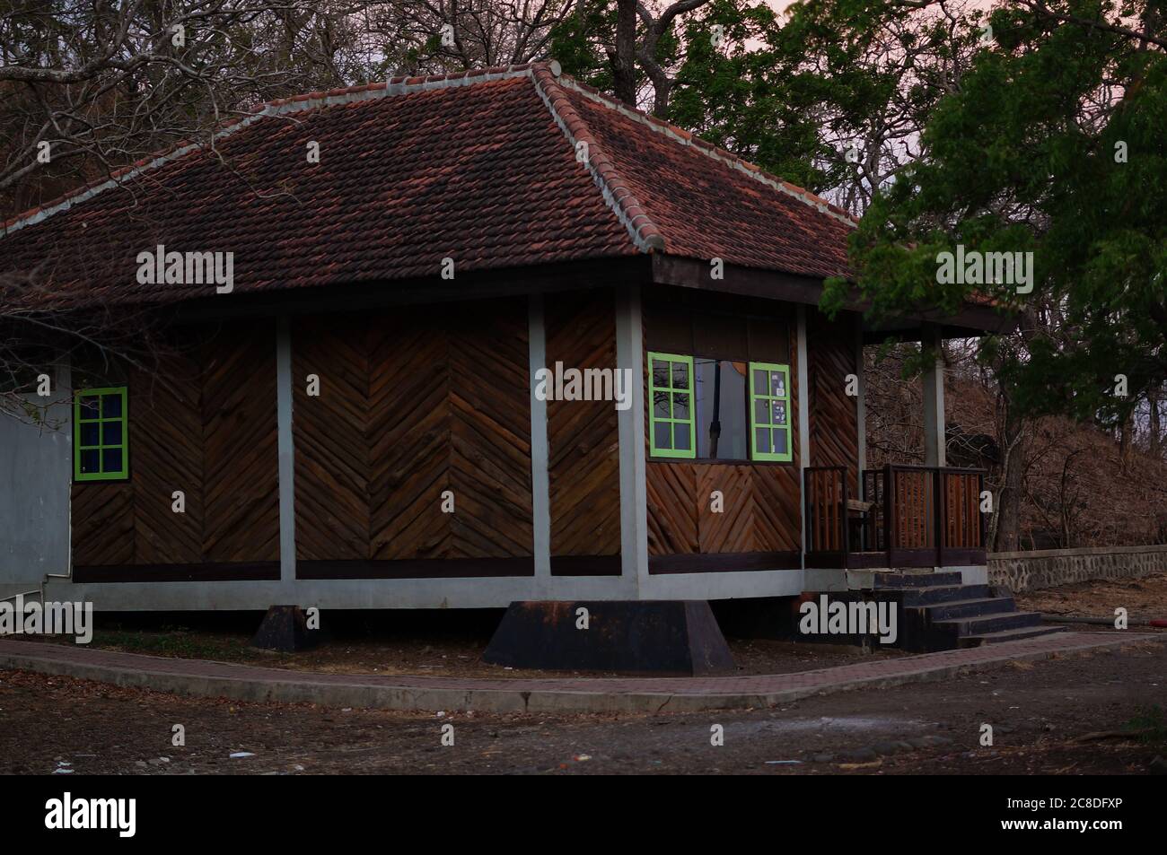 Eine kleine Hütte ist ein temporäres Haus mit Strohdächern Schutz vor Sonne und Regen Stockfoto
