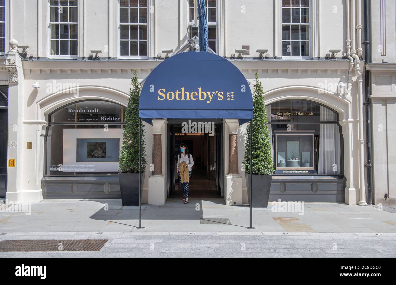 London, Großbritannien. 23. Juli 2020. London bleibt ruhiger als vor-Coronavirus Zeiten mit einem Mangel an Touristen und viele Pendler auf Furlough oder Home-Working bleiben. Viele Menschen auf Londons Straßen (Foto: New Bond Street) tragen jetzt Masken, bevor sie von der Govenment-Pflicht gefordert werden, sie in Geschäften und auf dem Gelände zum Mitnehmen zu tragen. Quelle: Malcolm Park/Alamy Live News. Stockfoto