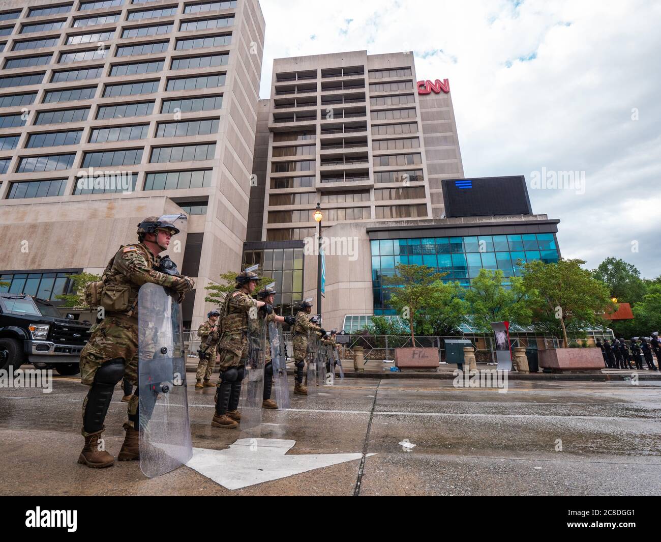 US-Soldaten mit der Georgia National Guard unterstützen Strafverfolgungsbehörden während der anhaltenden Unruhen in der Nähe des Centennial Olympic Park in Atlanta, Georgia, 4. Juni 2020. Die georgischen Nationalgardisten unterstützen Strafverfolgungsbehörden beim Schutz von Eigentum, bei der Verhinderung der Zerstörung von Infrastruktur und bei der Gewährleistung der Sicherheit der georgischen Bürger. (USA Foto der Luftnationalwache von Senior Master Sgt. Roger Parsons) Stockfoto