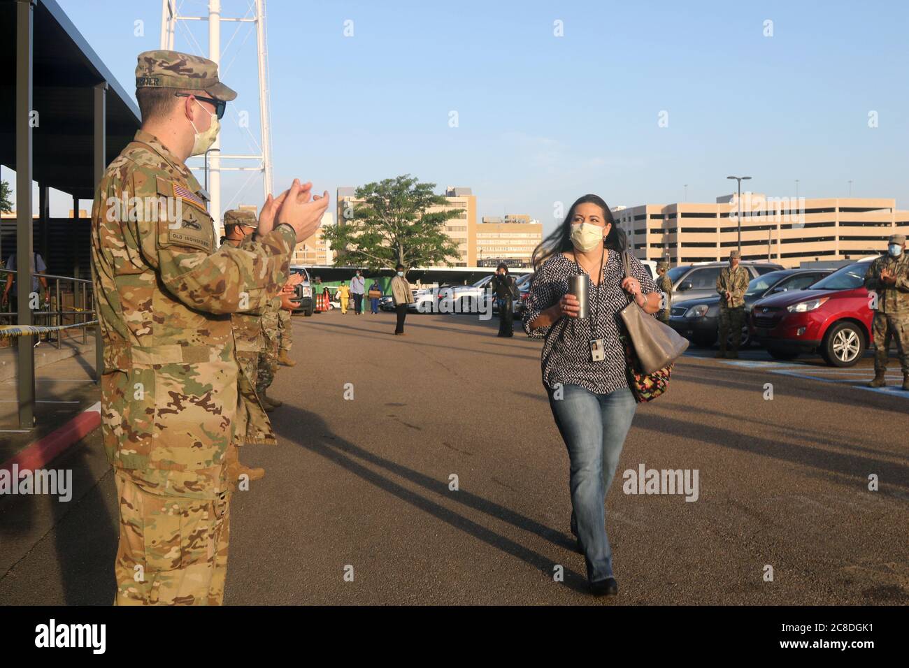 Soldaten und Luftwaffe der Mississippi Nationalgarde versammeln sich am Eingang des Mitarbeiters zum G.V. (Sonny) Montgomery Veteran Affairs Medical Center zu Ehren ziviler Mitarbeiter im Gesundheitswesen während der National Nurses Week in Jackson, Mississippi, 12. Mai 2020. Am letzten Tag der Krankenschwester Woche und dem Jahrestag der G.V. (Sonny) Montgomery vorbei, Guardians jubelte für VA-Mitarbeiter, als sie in das Krankenhaus eintraten und während des morgendlichen Schichtwechsels verlassen und bedankte sich für ihre Arbeit während der COVID-19 Pandemie. (USA Army National Guard Foto von SPC. Christopher M. Shannon II) Stockfoto