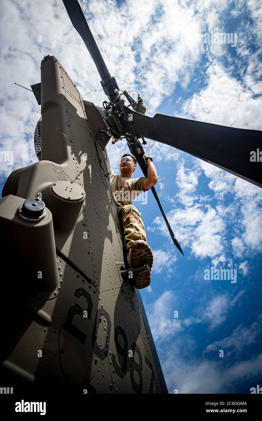 Ein US-Armeesoldat mit dem 1-150.Sturmhubschrauber-Bataillon der New Jersey National Guard führt Wartungsarbeiten an einem UH-60 Black Hawk Hubschrauber an der Army Aviation Support Facility auf der Joint Base McGuire-Dix-Lakehurst, N.J., 1. Juli 2020 durch. (USA Foto der Luftnationalwache von Meister Sgt. Matt Hecht) Stockfoto