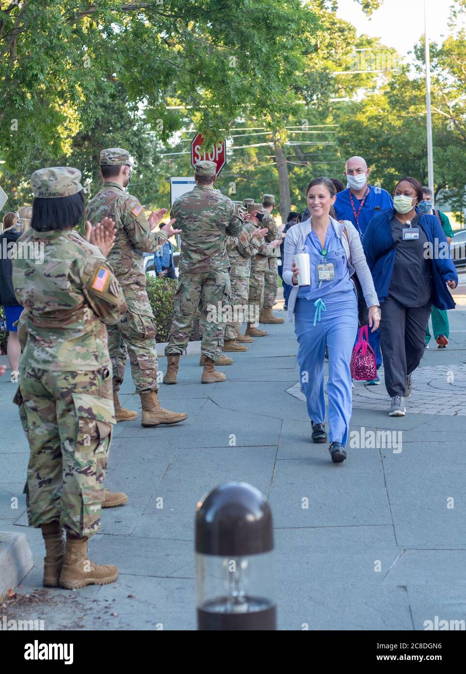 Soldaten und Luftwaffe der Mississippi Nationalgarde versammeln sich am Eingang des medizinischen Zentrums der Universität Mississippi, um während der National Nurses Week in Jackson, Mississippi, 6. Mai 2020, zivile Gesundheitsarbeiter zu ehren. Die Wachmänner jubelten die UMMC-Mitarbeiter, als sie während des Morgenschichtwechsels in das Krankenhaus eintraten und es verlassen hatten, und bedankten sich bei ihnen für ihre Arbeit während der COVID-19-Pandemie. (USA Foto der Armee-Nationalgarde von SPC. Jovi Prevot) Stockfoto