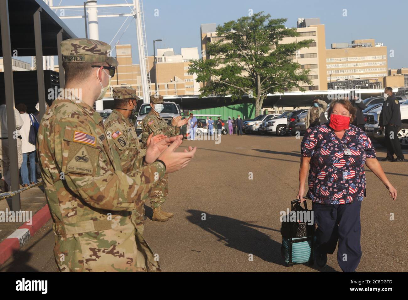 Soldaten und Luftwaffe der Mississippi Nationalgarde versammeln sich am Eingang des Mitarbeiters zum G.V. (Sonny) Montgomery Veteran Affairs Medical Center zu Ehren ziviler Mitarbeiter im Gesundheitswesen während der National Nurses Week in Jackson, Mississippi, 12. Mai 2020. Am letzten Tag der Krankenschwester Woche und dem Jahrestag der G.V. (Sonny) Montgomery vorbei, Guardians jubelte für VA-Mitarbeiter, als sie in das Krankenhaus eintraten und während des morgendlichen Schichtwechsels verlassen und bedankte sich für ihre Arbeit während der COVID-19 Pandemie. (USA Army National Guard Foto von SPC. Christopher M. Shannon II) Stockfoto