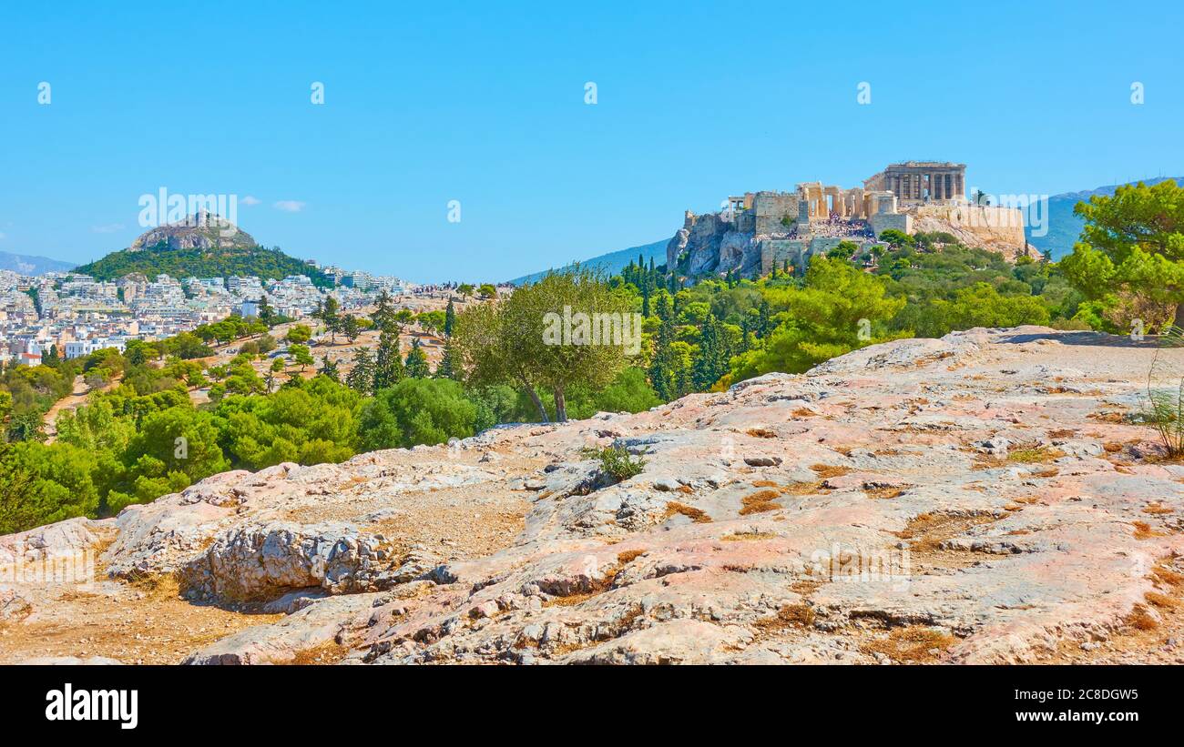 Panorama von Athen Stadt mit Lycabettus und Akropolis Hügel vom Hügel der Nymphen, Griechenland. Griechische Landschaft Stockfoto