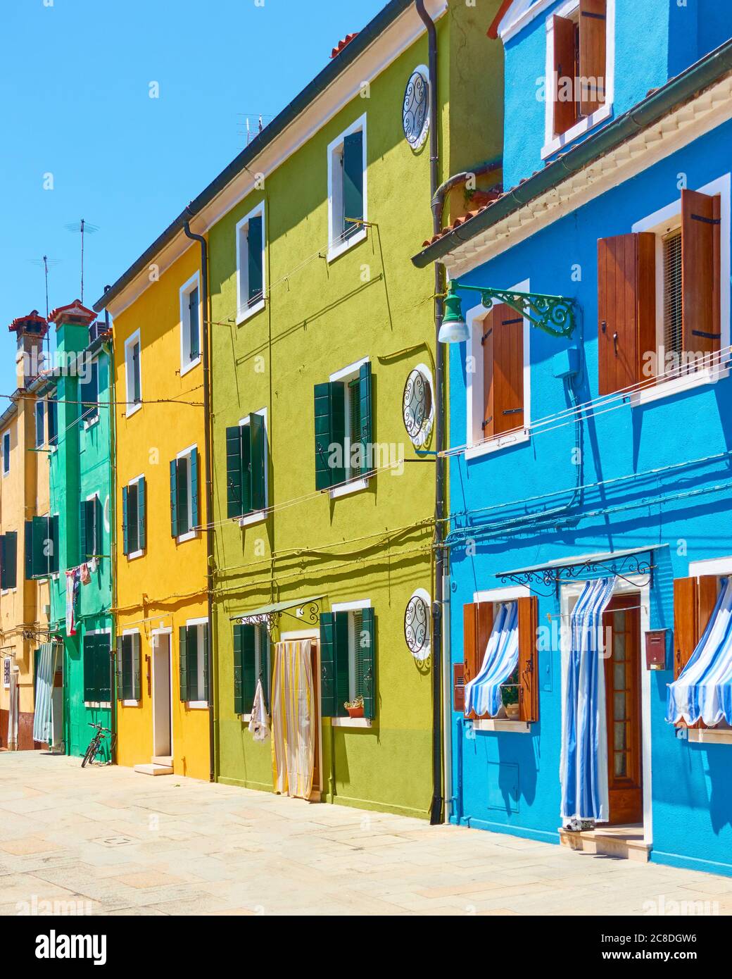 Malerische Straße mit bunten alten Häusern auf der Insel Burano in Venedig, Italien. Venezianisches Stadtbild Stockfoto